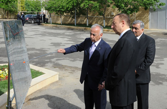 İlham Əliyev Şüvəlan və Sabunçu qəsəbələrini gəzib
