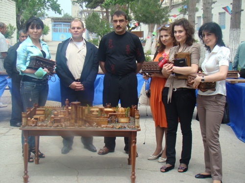 15-ci kolonda dustaqların əl işləri sərgilənib (FOTOLAR)