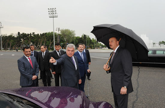 Prezident Bakıya gətirilən yeni taksilərə baxıb (FOTOLAR)