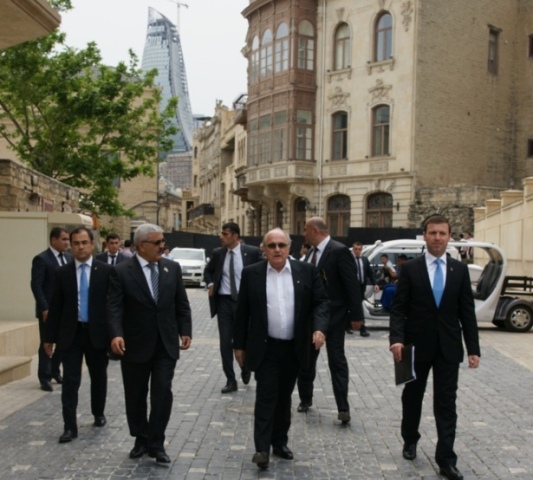 FİFA və AFFA rəhbərləri İçərişəhəri gəziblər