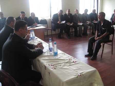 Deputat yerli məmurlarla birgə sakinləri qəbul edib