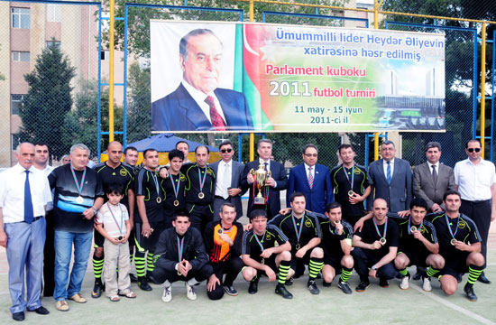 Milli Məclis Vergilər Nazirliyini yenib kubok aldı