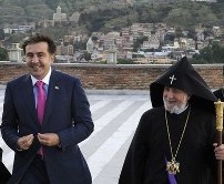 Tiflisin “xaç savaşı”: QMİ-ni rədd edən Saakaşvili erməni kilsəsinə status verib 