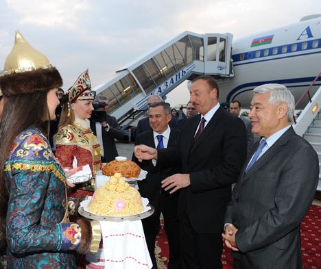 İlham Əliyev Sərkisyanla görüşmək üçün Kazana gəlib