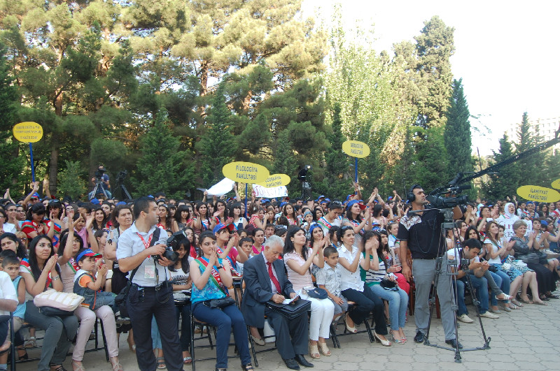 Bakı Dövlət Universitetində möhtəşəm "Məzun günü" olub (FOTOLAR)