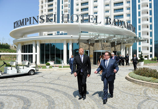 Prezident İlham Əliyev xanımı və qızları ilə otelin açılışında... (FOTOLAR)