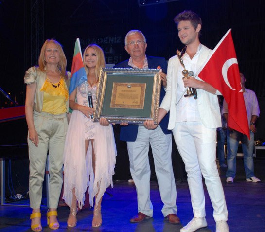 Eldar və Nigar Türkiyədə tərsinə asılmış Azərbaycan bayrağı ilə oxuyublar (FOTO)