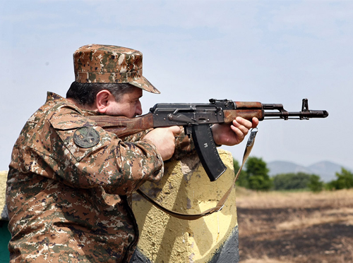 Ermənistanın baş naziri Azərbaycan istiqamətinə atəş açdı (FOTO)