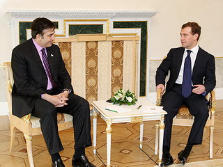 Medvedev: "Gürcüstan müharibəsi Azərbaycan və Ermənistan prezidentlərinə dərs oldu"