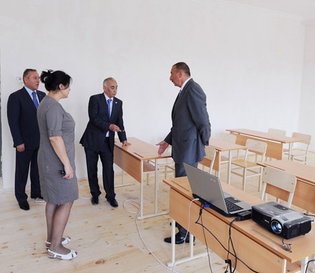 Prezident Bakıdakı iki məktəbə baş çəkib