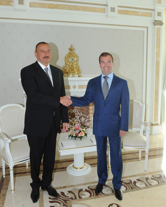 Medvedev Əliyevlə Qarabağ münaqişəsi və iqtisadi məsələləri müzakirə edib, elektomobildə gəziblər (FOTOLAR)