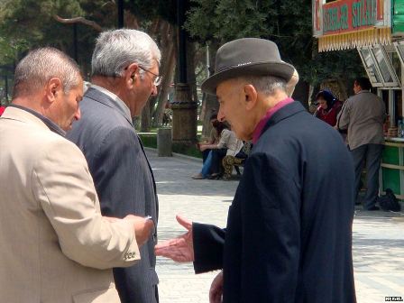 Təqaüd yaşına çatanlar - Azərbycanda onlar nədən gərəksiz hesab olunurlar?