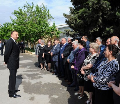 İlham Əliyev camaatın müraciətindən sonra Şağan orta məktəbinə gedib