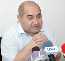 Mübariz Əhmədoğlu: “İt ağac kölgəsində yatar, elə bilər ki, kölgə özünündür”