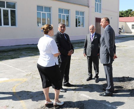 Prezident 33 və 125 nömrəli məktəblərə, 244 nömrəli uşaq bağçasına gedib