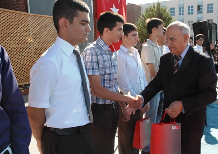 Azerfon Qafqaz Universitetinin 25 tələbəsini mükafatlandırıb