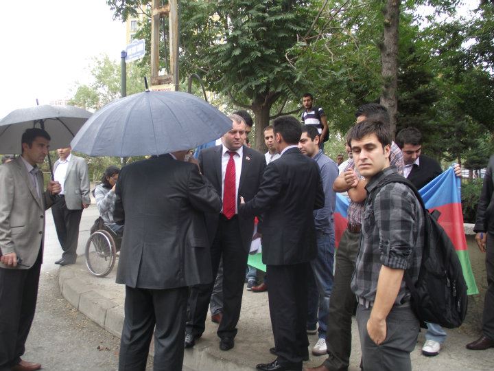Macarıstanın Türkiyədəki səfirliyi önündə Ramil Səfərova dəstək aksiyası keçirilib (FOTOLAR)