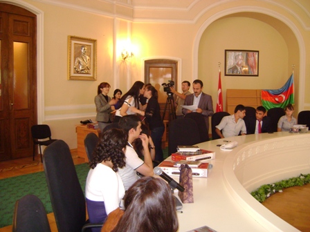 Millət vəkili yüksək balla tələbə adını qazanmış gənclərlə görüşdü (FOTOLAR)