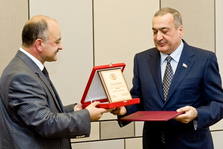 Azərbaycanlı deputata Almaniyada akademik diplomu və “Senator ulduzu” verilib (FOTOLAR)