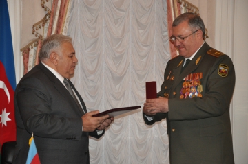 Oqtay Əsədov Rusiya generalına medal verib