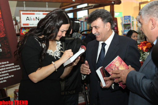 Qənirə Paşayeva "Onun Sevgi məktubları”nı imzalayıb