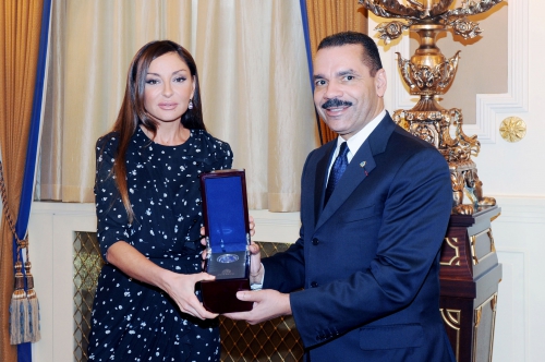 Mehriban Əliyevaya İNTERPOL-un yadigar medalı verilib