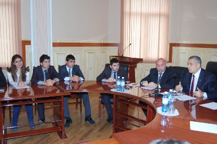 Deputat Vahid Əhmədovla tələbələrin polemikası