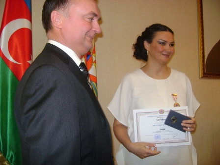 Qənirə Paşayeva beynəlxalq təşkilatının medalına layiq görülüb