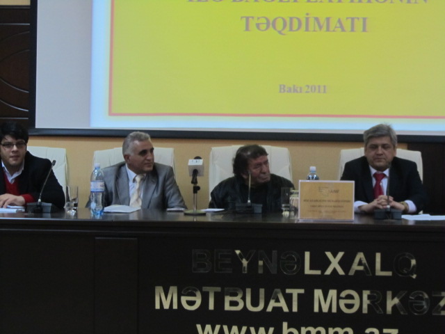 Bakının küçə reklamlarında Azərbaycan dilinə hörmətsizlik edilir