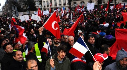 Fransa parlamenti: içəridə 45 deputat, bayırda 5 min türk (FOTOLAR)