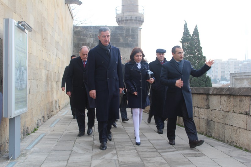 Sabiq prezident İçərişəhərdə təndir çörəyinə qonaq edilib