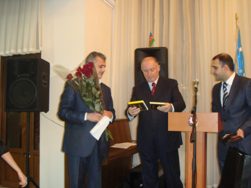 Namiq Abbasov diaspor fəallarını mükafatlandırıb - FOTOLAR
