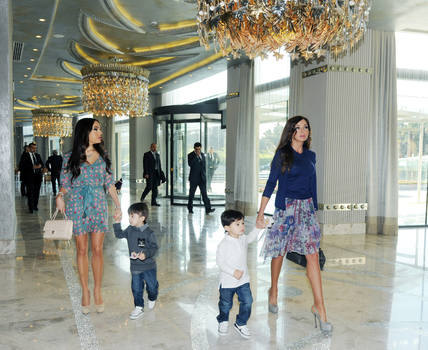 İlham Əliyevin nəvələri otel açılışında - FOTOLAR
