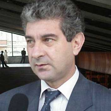 Əli Əhmədov: “Ziyalılar Forumu «narazı ziyalılar klubu» adlandırılsın”