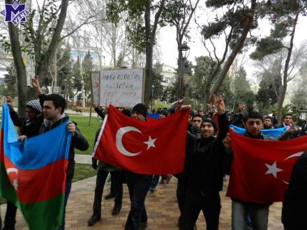 Polis İctimai Palatanın aksiyasını dağıtdı - FOTOLAR