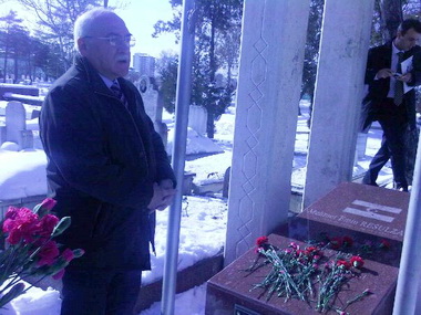İsa Qəmbər M.Ə.Rəsulzadənin məzarını ziyarət edib