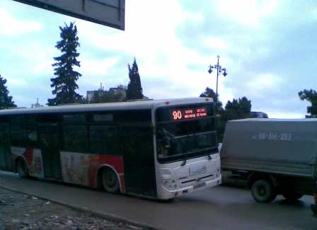 Yol polisi bir yanı üstə əyilən avtobusları görmürmü? 