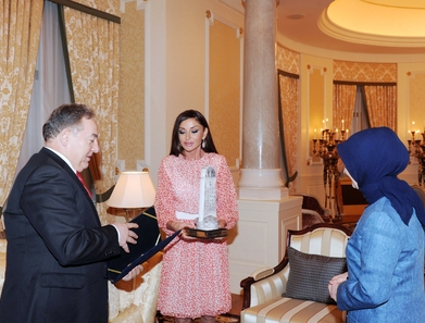Mehriban Əliyevaya “Türk Dünyasına xidmət” mükafatı verilib - FOTO