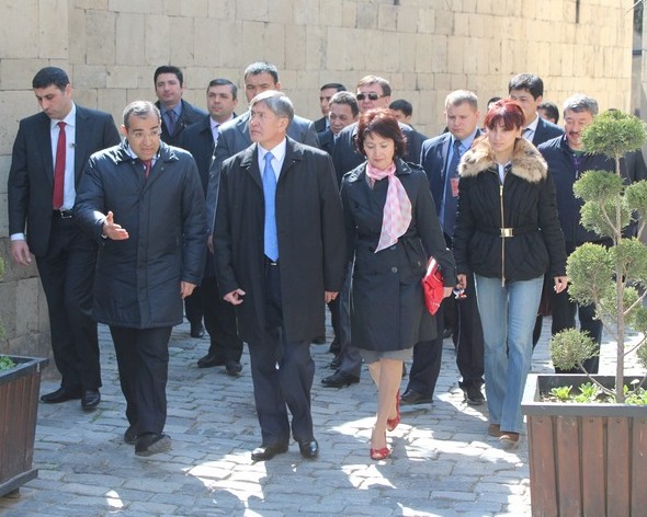 Prezidentə İçəri Şəhərdə təndir çörəyi verildi - FOTO