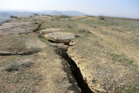 Qobustan qoruğundakı çatlamanın səbəbi açıqlandı