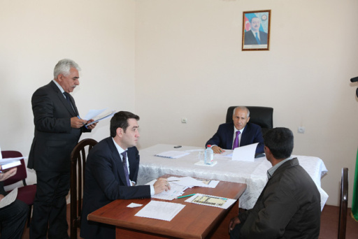 Nazir şikayətçiləri qəbul edib