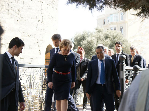 Valentino Matviyenko İçərişəhərdə elektromobilə mindi, təndir çörəyi yedi - FOTO