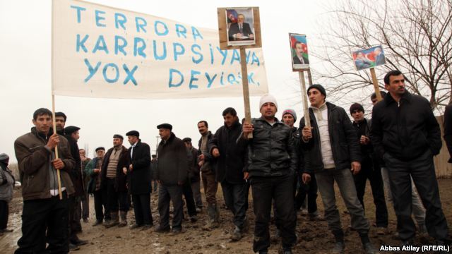 Sabirabadda etiraz aksiyası - polis kordonu yarılıb