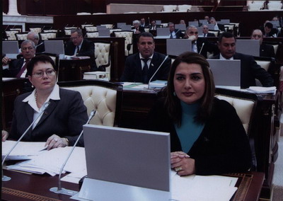 Milli Məclisdə “parta yoldaşlığı” - Elmira Axundova və Jalə Əliyeva 