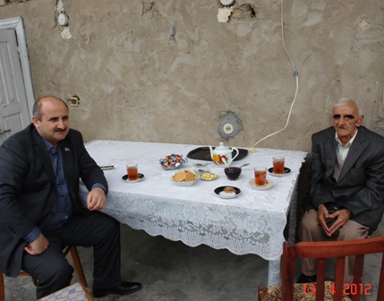 Deputat barəsində yazılanları araşdırıb, şikayətçisiylə şəkil çəkdirdi