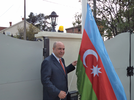 Eldar Həsənov Monteneqroda Azərbaycan bayrağını qaldırıb