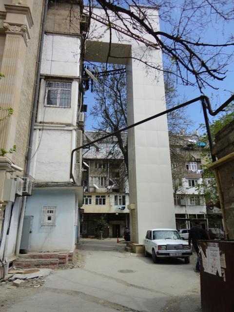 Ölmədik, bunu da gördük- Ümumi binada özəl lift - FOTOLAR