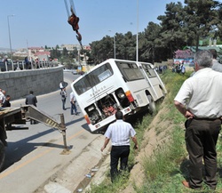 Nazirlik Bakıda aşan sərnişin avtobusu barədə məlumat yayıb