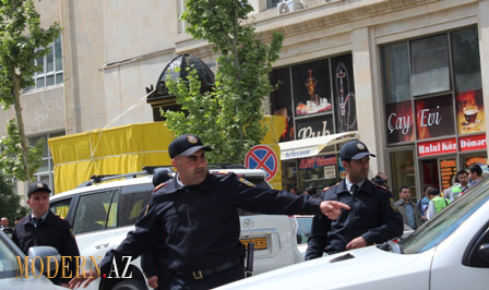 ADNA hadisəsini yad edən gənclər qərənfilləri yollara dağıtdılar – FOTOLAR