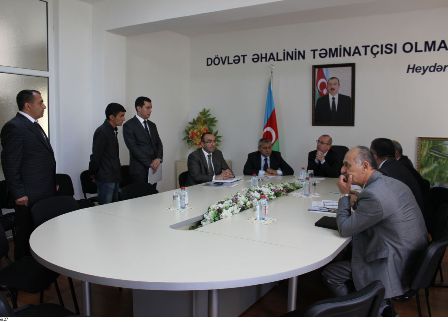 Nazir müavini şikayətçiləri qəbul edib